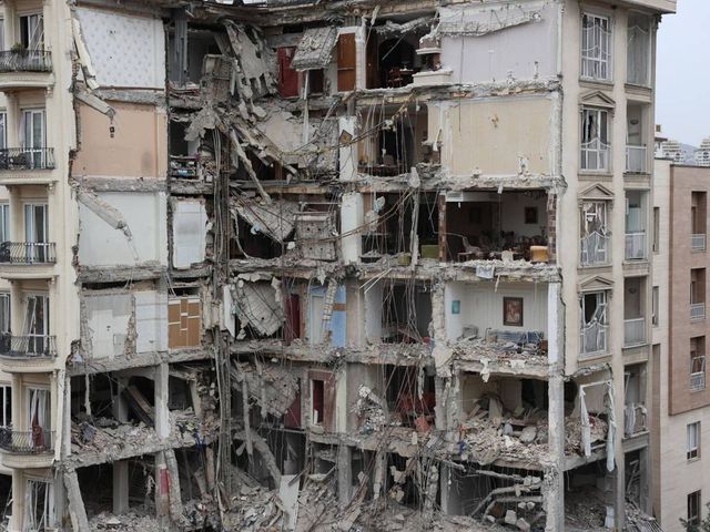 Israele, fumo e sirene a Tel Aviv in seguito all'allarme di uno sbarramento missilistico iraniano