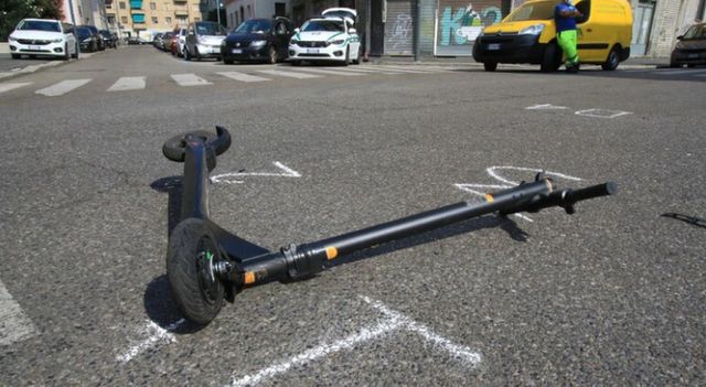 Su bici elettrica travolge 15enne in monopattino e fugge