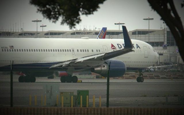 Un pasager a deschis ușa de urgență și a coborât din avion pe tobogan, chiar înainte să decoleze din Los Angeles