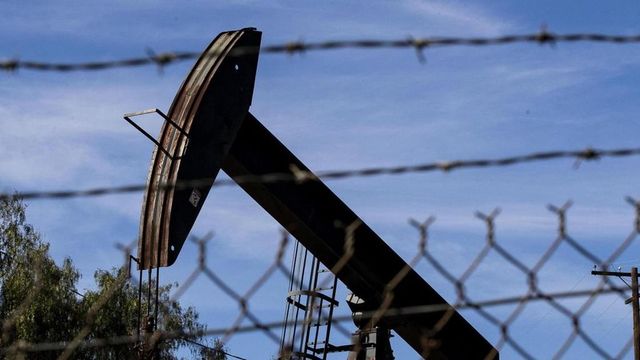 Petrolio in netto rialzo sul Medio Oriente ma sotto i 90 dollari