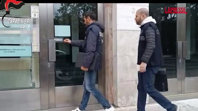 Faceva circoncisioni a bambini in ambulatorio aiutato dai figli, arrestato medico di base a Trento