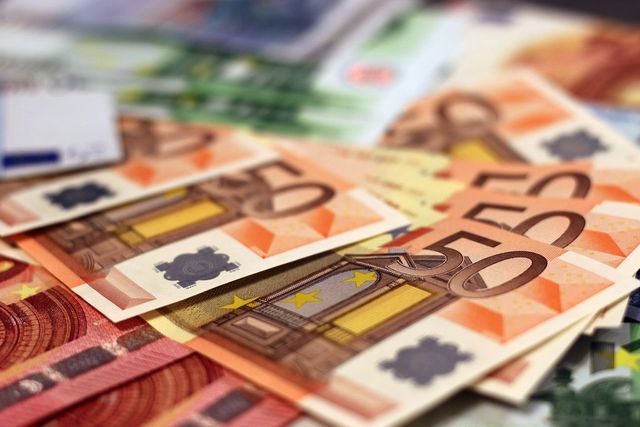 Curs valutar 4 februarie 2026: Cât valorează un euro și un dolar