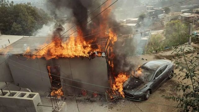 El dueño de un Tesla incendia su coche y una casa por usar un enchufe pinchado