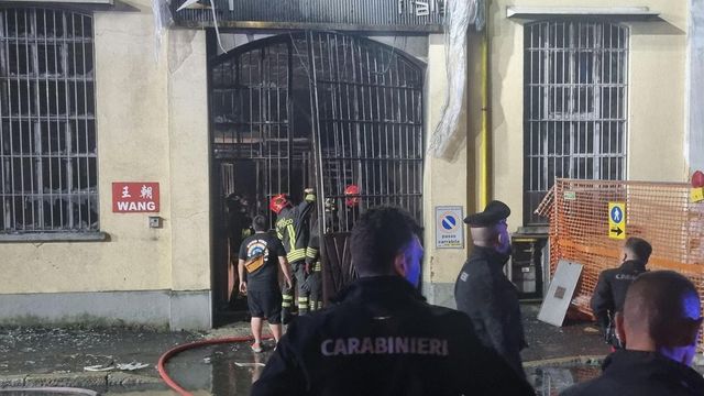 Incendio in un emporio cinese a Milano, tre morti