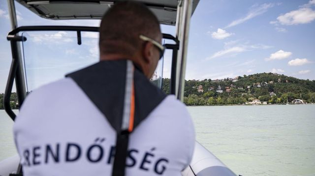 Fejbe lőtt holttestet találtak a Balatonban