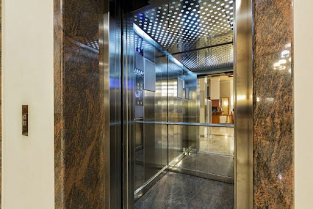 Bărbat condamnat pentru huliganism, după ce, fiind complet dezbrăcat, a blocat în lift și a agresat o mamă cu copil