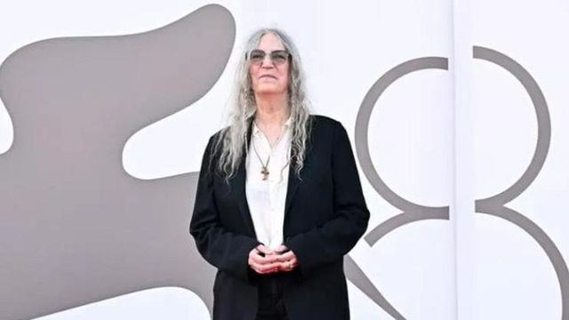 Patti Smith sviene e cade a terra durante una esibizione in Brasile