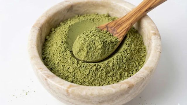 Lex kratom přiškrtí prodej kontroverzní látky, oznámil Babiš. Policie masivně zasáhla