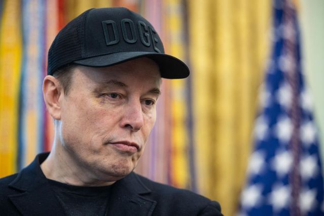 Musk torna in campo con i repubblicani e paragona i migranti di Ceuta agli zombi
