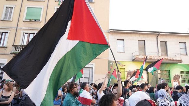 Milano, cartello contro Liliana Segre al corteo pro-Palestina