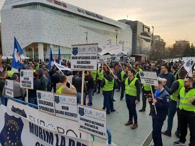 Polițiștii și polițiștii de penitenciare protestează luni în fața Guvernului