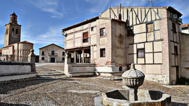 El mejor cochinillo asado y un impresionante castillo, mezcla ideal para disfrutar de uno de los pueblos más bonitos de España