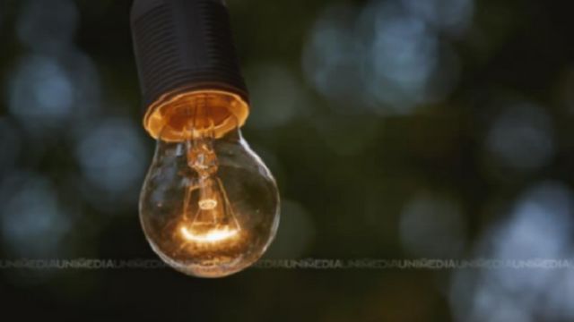 Mai mulți consumatori din centrul și nordul țării, rămași fără energie electrică în urma rafalelor puternice de vânt