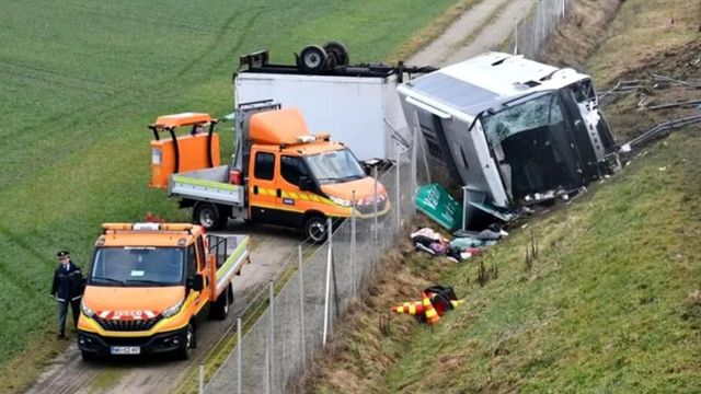 Accident grav pe o autostradă din Slovenia. Un autocar cu români s-a răsturnat, 3 oameni au murit