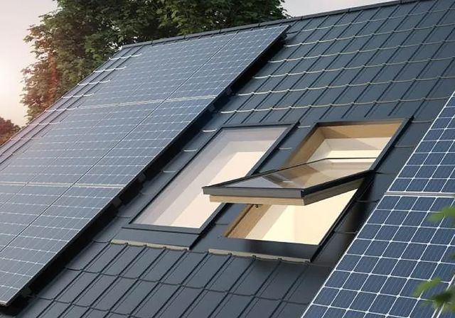 El tejado, tu nueva «gasolinera»: cómo instalar placas solares en tu comunidad y cargar un coche eléctrico