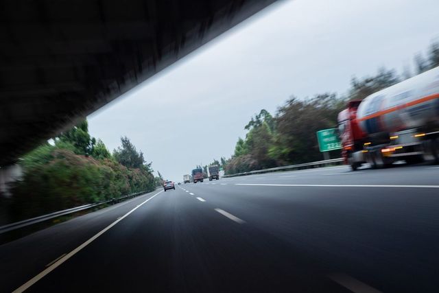 Auto giù da cavalcavia nel Barese, morti un 24enne e una 21enne