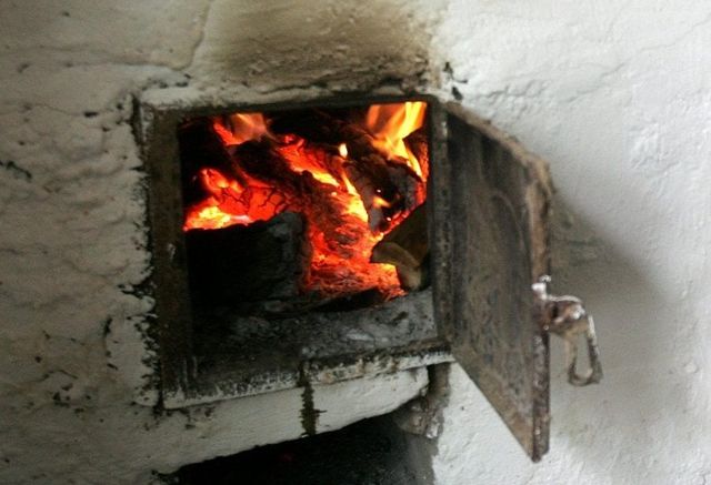 Patru persoane, dintre care trei minori, intoxicate cu monoxid de carbon la Ungheni