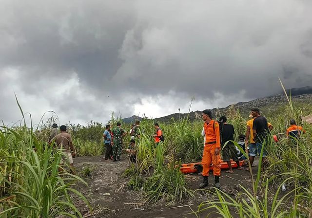 Mueren tres turistas por la erupción de un volcán en Indonesia