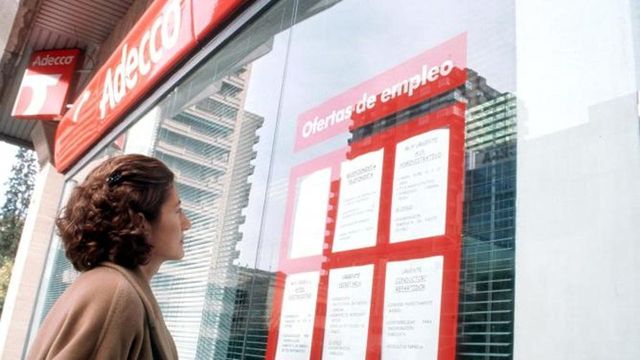 El paro sube en 22.101 personas en octubre tras el fin de la temporada estival pero sigue en mínimos de 2007