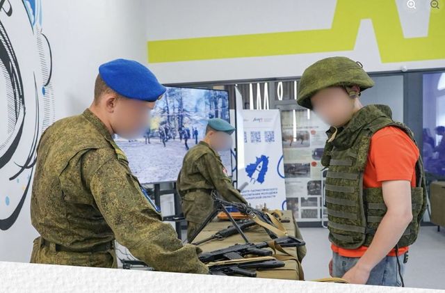 Elevii din regiunea transnistreană, implicați în programe de educație „patriotică” organizate de Federația Rusă