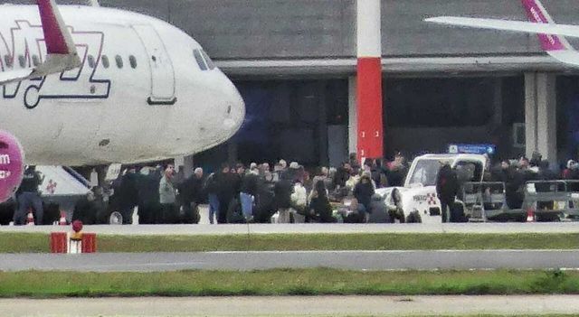 Voli diretti a Tirana dirottati a Brindisi, passeggeri occupano la pista