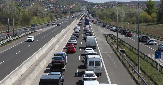 Forgalommal szemben haladó jármű okozott frontális balesetet Hatvannál