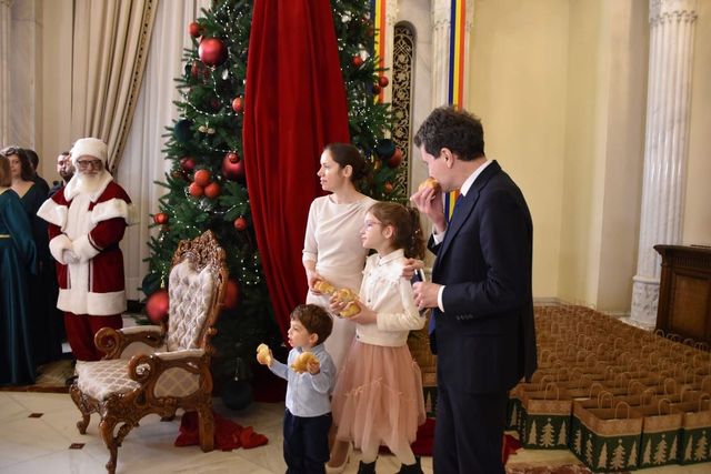 Nicușor Dan a gustat colăcei în timp ce colindătorii cântau la Cotroceni