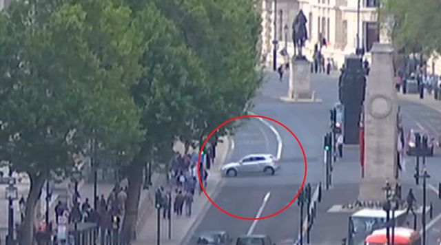 Londra, auto contro i cancelli di Downing Street