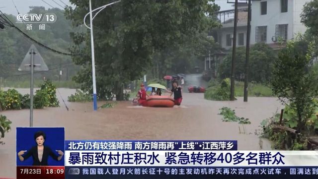 Crolla un ponte dopo le piogge torrenziali in Cina, 11 morti e 30 dispersi