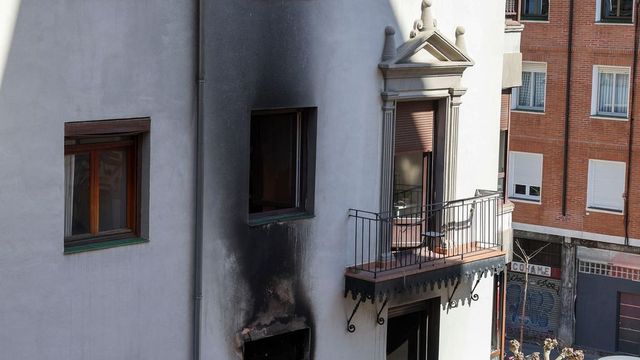 Muere una mujer y otras nueve personas resultan heridas en un incendio en una vivienda de Bilbao