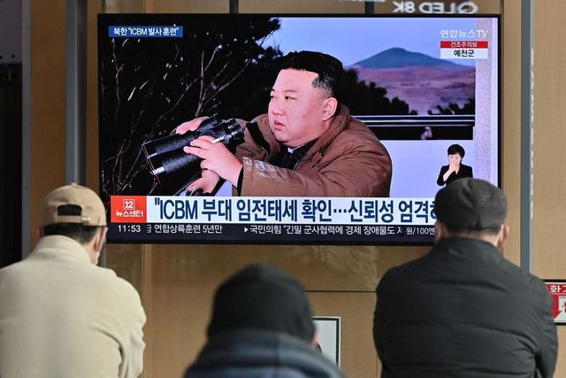 Kim ispeziona il primo satellite spia militare nordoreano