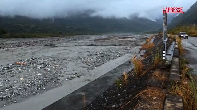 Taiwan, arrivato il tifone Ragasa: strade come fiumi con le auto trascinate via