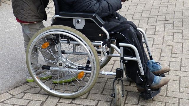 Cine poate primi certificat de handicap cu însoțitor