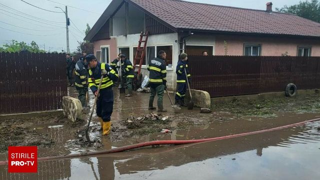 Guvernul dă câte 15.000 lei familiilor afectate de inundații ca să își cumpere electrocasnice