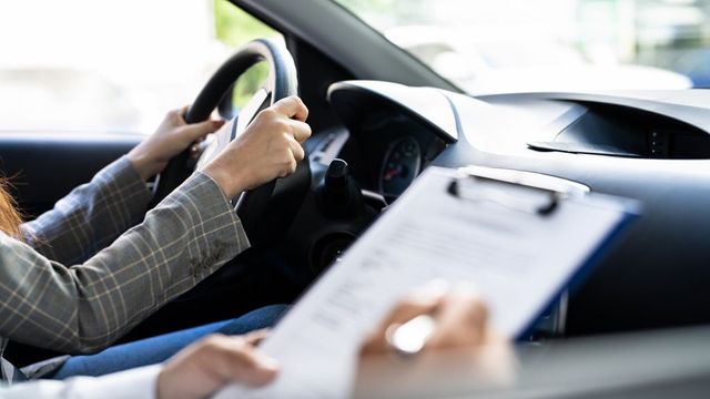 Un bărbat din Sibiu a dat mită 2.500 de lei ca să promoveze examenul auto și tot nu a reușit să promoveze