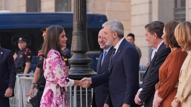 Letizia pone fin a siete años sin presencia de la Casa Real en el Ayuntamiento de Barcelona