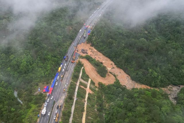 36 de morți în urma surpării unei porțiuni de autostradă în sudul țării
