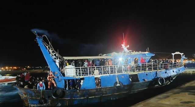 573 migranti sbarcati a Lampedusa, maxi arrivo