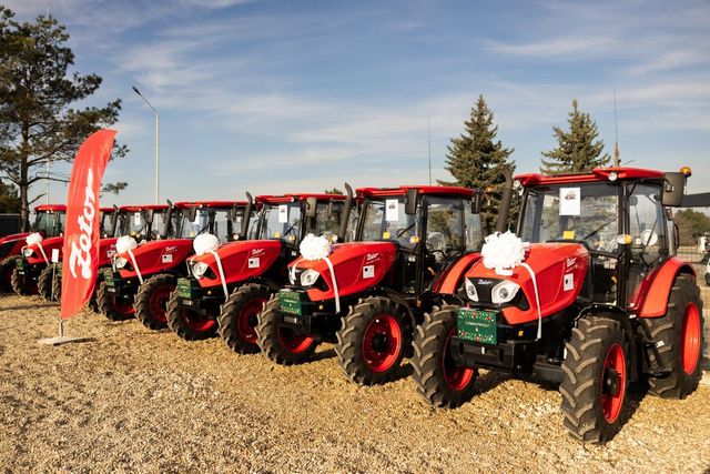 Șase orașe din Moldova au fost dotate cu tractoare performante