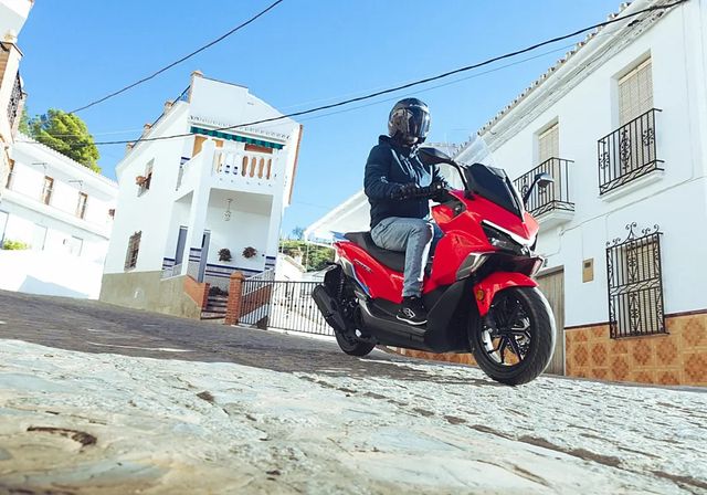 Probamos el nuevo QJ Motor Fort 125N, un superdotado y habilidoso maxiscooter GT