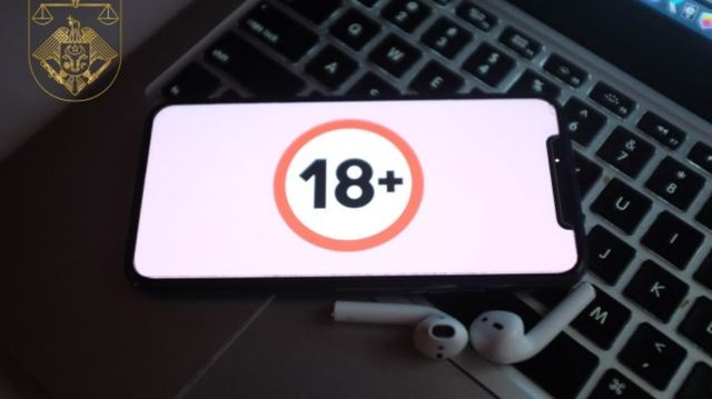 Un tânăr, condamnat pentru că a abuzat sexual doi minori și a înregistrat video scenele pornografice