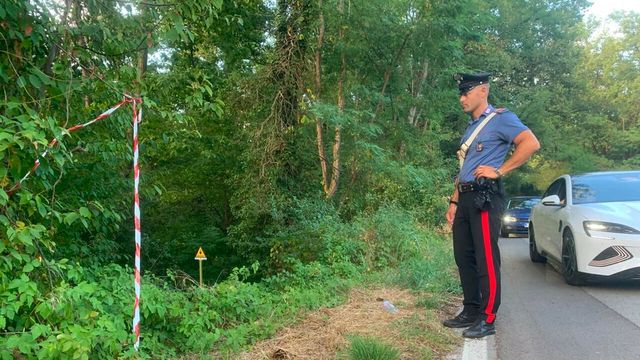 Lo scambia per un rivale e lo uccide, morto per aver aiutato una sconosciuta