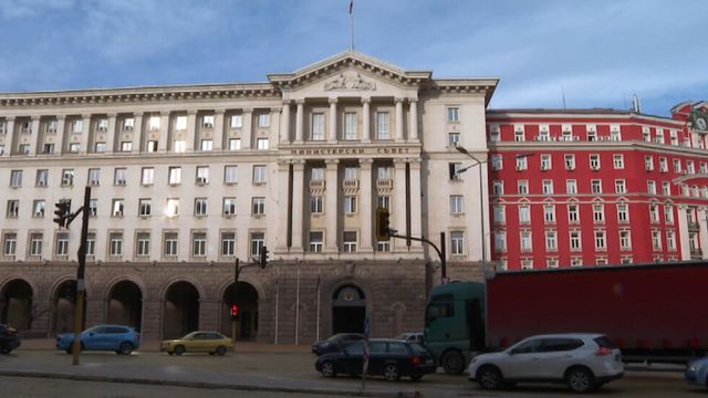 Граждани се събират на митинг в Луковит