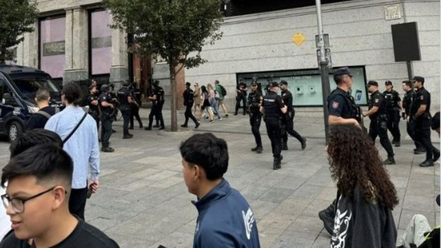 Desalojan la plaza Callao de Madrid por un falso aviso de presencia de hombres armados