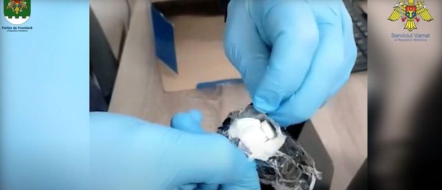 Vameșii au depistat pastile psihotrope ascunse în boxe, în Aeroportul Chișinău