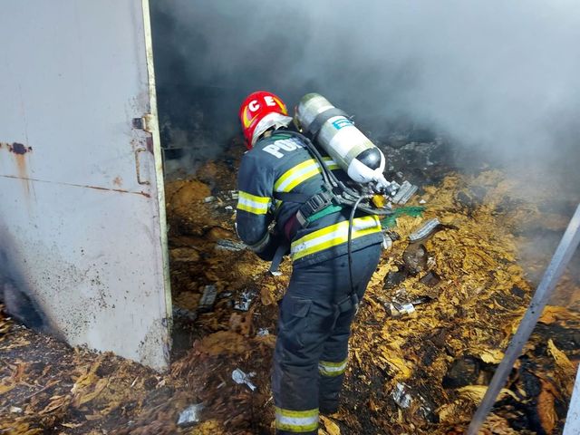 Incendiu în Vama Giurgiu, în magazii în care sunt depozitate, țigări, textile și încălțăminte