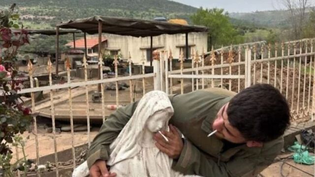 Nuova foto shock, soldato Idf mette una sigaretta in bocca alla statua della Madonna