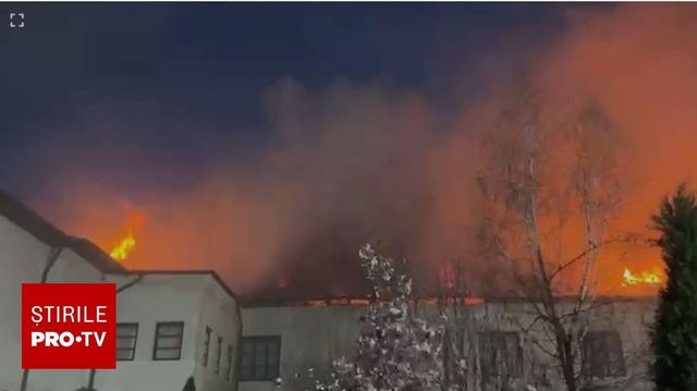 Incendiu puternic la Mănăstirea Bistrița din Vâlcea, în noaptea Învierii. Flăcările au cuprins acoperișul chiliilor