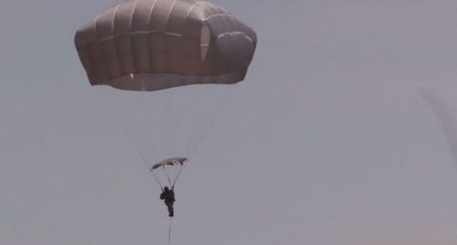 Un parașutist militar a murit după ce a căzut în gol în timpul unui exercițiu pe aerodromul din Boboc