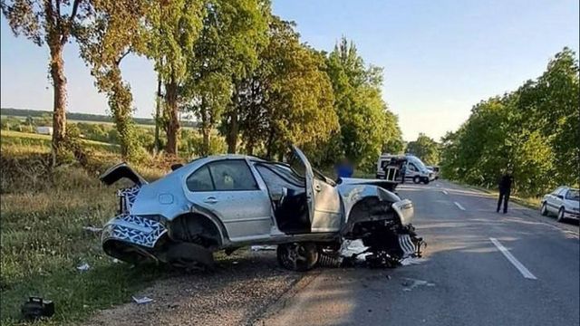 O tânără de 21 de ani a decedat, iar șoferul de 22 de ani se află în stare gravă la spital, după un accident produs la Edineț